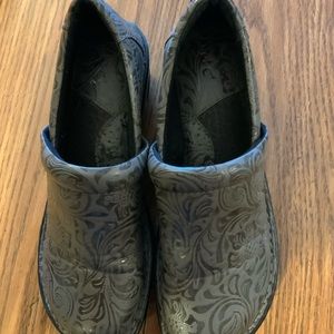 B.O.C Clogs in grey/ dark gray size 8.5 m